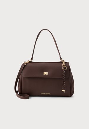 Borsa a mano in pelle marrone con forma rettangolare, hardware dorato, tracolla staccabile e un accento decorativo a nappina. Nome del marchio impresso sul fronte.