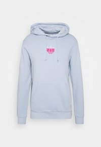 Ljusblå hoodie med känguruficka, dragsko i huvan och en gradient rosa Adidas-logotyp på bröstet. Mjuk tygkänsla.