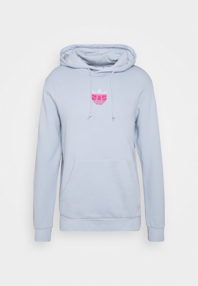 Ljusblå hoodie med känguruficka, dragsko i huvan och en gradient rosa Adidas-logotyp på bröstet. Mjuk tygkänsla.