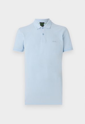 Polo bleu clair à manches courtes avec col et deux boutons, arborant un logo "BOSS" brodé sur la poitrine et une étiquette noire à l'intérieur du col.