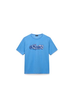 Blå kortærmet t-shirt i bomuld med rund halsudskæring. Har en stor hvid grafisk logo trykt på forsiden.