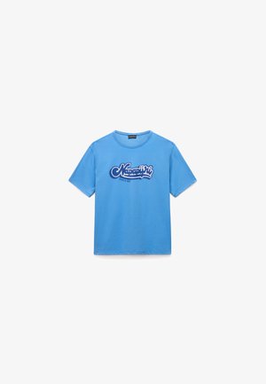 Μπλε κοντομάνικο μπλουζάκι από βαμβάκι με στρογγυλή λαιμόκοψη. Φέρει μεγάλο λευκό γραφικό λογότυπο τυπωμένο στο μπροστινό μέρος.