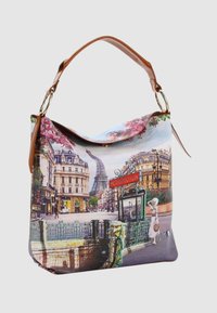 Borsa in stile hobo con una stampa di una scena parigina, che presenta la Torre Eiffel e accenti floreali. Tracolla in finta pelle e esterno in tessuto morbido.