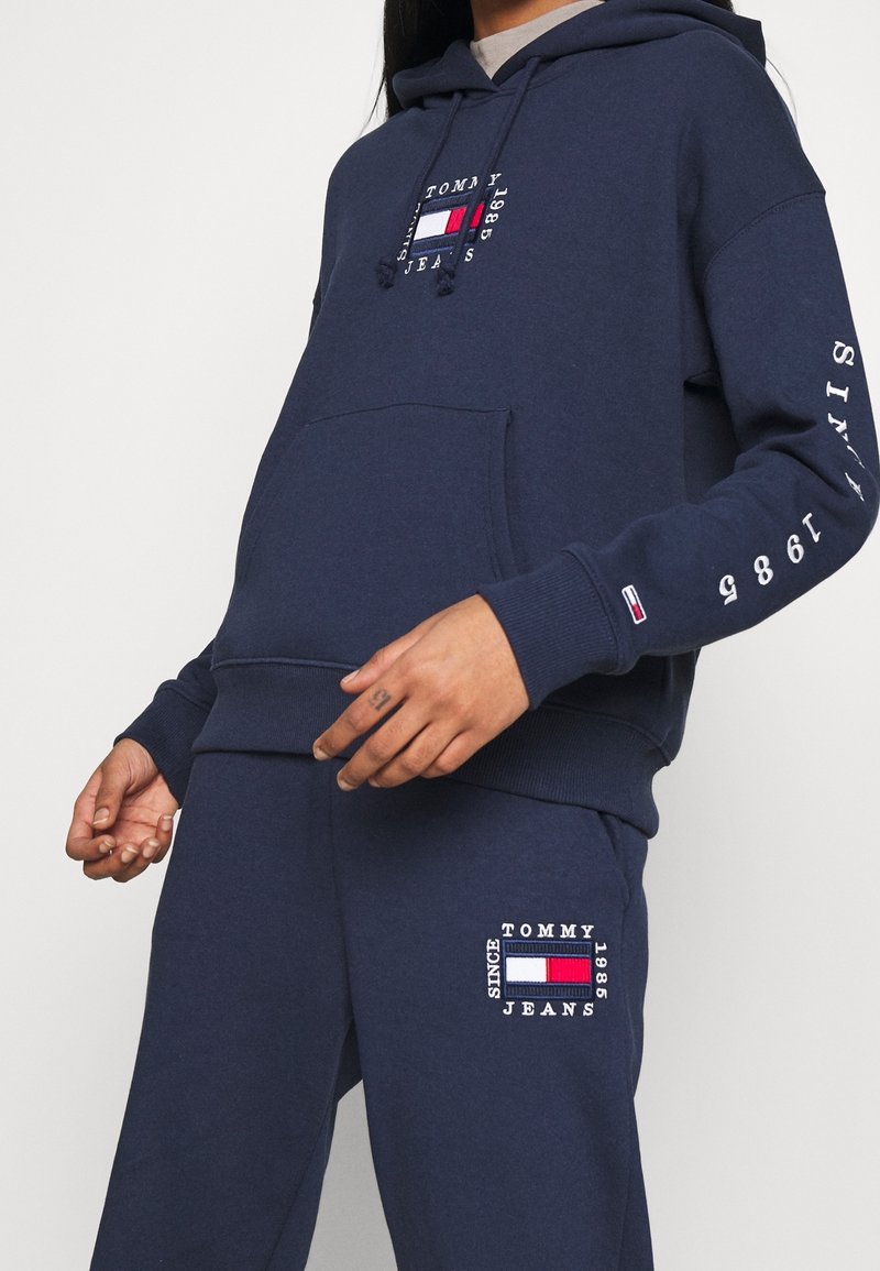 Ensemble de sweat à capuche et de pantalon de survêtement en mélange de coton, comportant des patches du logo "Tommy Jeans", une poche kangourou et des poignets côtelés.