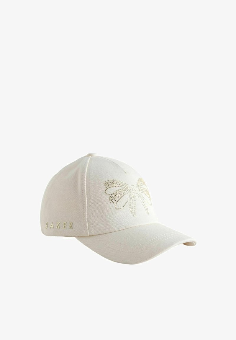 Casquette de baseball blanc cassé avec un motif de nœud en strass à l'avant et le texte "BAKER" sur le côté, visière incurvée, couronne structurée.