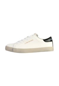 Zapatilla blanca con parte superior de cuero liso, puntera redonda y suela de goma plana. Presenta detalles en negro en el talón y texto de la marca en dorado.