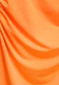 Gladde, levendige oranje stof met een lichte glans en een zachte textuur, met een subtiele val en zachte plooien door het geheel.