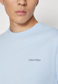 Calvin Klein ANGLED BACK LOGO - T-shirts med print - kentucky blue