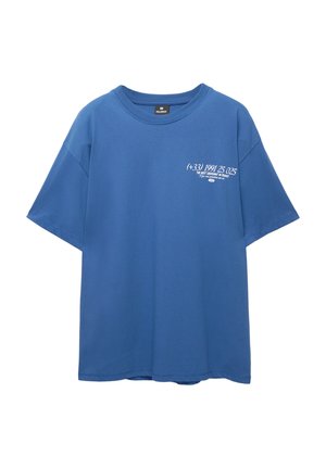 Blaues Baumwoll-T-Shirt mit kurzen Ärmeln. Mit weißem Druck auf der Vorderseite, einschließlich Text. Klassisches Rundhalsdesign, normale Passform.