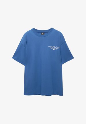 Kék pamut póló rövid ujjakkal. Elöl fehér nyomtatott mintával, beleértve a szöveget is. Klasszikus kerek nyakú dizájn, normál szabású.