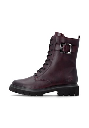 Dunkellila Leder-Schnürstiefelette mit dicker schwarzer Sohle und silberner Schnalle an der Seite.