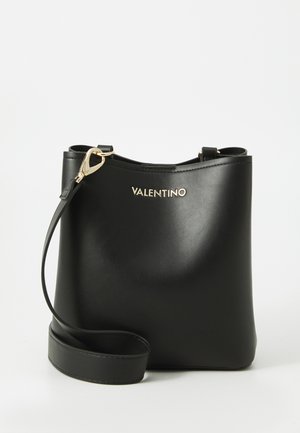 Sac seau en cuir noir avec une texture lisse, présente un logo doré, une bandoulière réglable et un design simple et moderne.