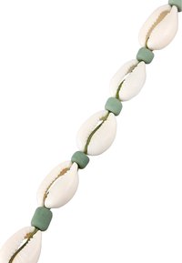 Collana di conchiglie e perle verdi, con conchiglie di cowrie bianche alternate a perle verdi rotonde, infilate su un sottile cordino verde.