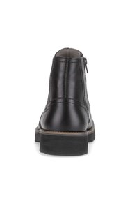 Zwart leren enkellaars met een gladde afwerking. Voorzien van een rits aan de zijkant, contrasterende stiksels en een lage rubberen hak.