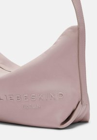 Borsa a mano in pelle rosa morbida con una forma curva, caratterizzata dal nome del marchio in rilievo "LIEBESKIND BERLIN" e una finitura liscia e testurizzata.
