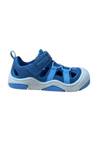 Zapato infantil azul con parte superior de malla, correa de Velcro y suela de goma. Presenta recortes para transpirabilidad y una zona de dedos acolchada.