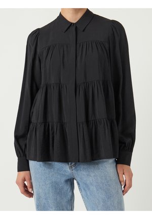 Sort langærmet skjorte med knapper foran, rynkede lag og klassisk krave. Lavet af let materiale med en glat tekstur.