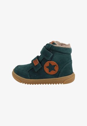 Zielone zamszowe botki za kostkę z brązową gwiazdą, podwójne paski na rzepy, sztuczne futerko w środku i gumowa podeszwa. Okrągły nosek i teksturowane wykończenie.