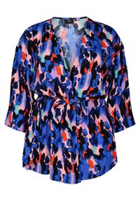 Blusa fluida e multicolore con un vivace motivo astratto blu, rosa e nero. Ha maniche a tre quarti e una cintura in vita per la regolazione.