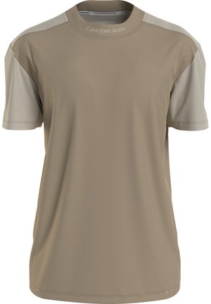 T-shirt beige à manches courtes avec manches gris clair, col rond et texte « "Calvin Klein Jeans" » sur le col. Aucun motif ou graphique visible.