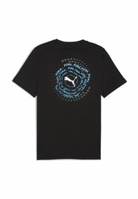 Camiseta negra con un diseño en espiral de la palabra "PUMA" en azul claro y gris, con un logo blanco de PUMA en el centro de la espalda.
