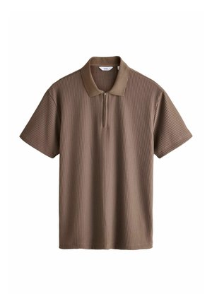Brun ribbet kortærmet polo med krave og forlynlås på hvid baggrund.