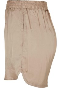 Jupe beige en satin avec une taille élastique, présentant une fente latérale et un ourlet arrondi pour une coupe décontractée.