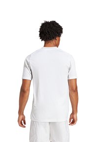 T-shirt atletica bianca realizzata in tessuto leggero, con maniche corte e colletto tondo semplice, mostrata da dietro.
