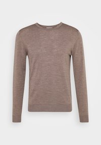 Langärmliger Pullover in Hellbraun mit Rundhalsausschnitt, Ribborbündchen und -saum, vor einem schlichten weißen Hintergrund präsentiert.