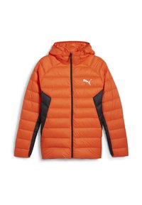 Orange pufferjakke med sorte sidepaneler, hætte, lynlås foran og hvid logo på brystet. Tekstureret, isoleret design for varme.