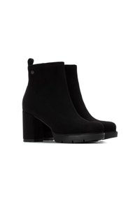 Botas de tobillo de ante negro con punta redondeada, tacón alto y grueso, y suela texturada. Presenta un pequeño lazo en la parte trasera y un sutil acento de logo.