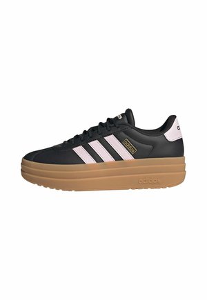Sort Adidas sneaker med tre lyserøde striber, tyk lysebrun sål og Adidas-logo på siden og hælen.