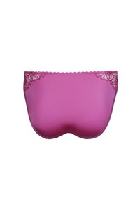 Soutien-gorge rose sans couture avec une bordure en dentelle le long du bord supérieur, texture lisse, forme incurvée, sans accessoires ni ornements visibles.