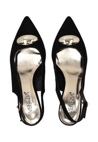 Černé lodičky typu slingback vyrobené z semiše, s zlatým akcentem na špičce, špičatým designem a lesklou metalickou stélkou.