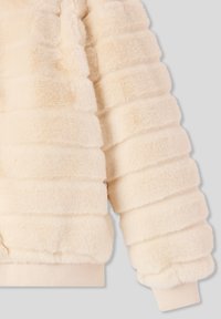 Beżowa sztuczna futrzana kurtka z fakturowanym prążkowanym wzorem, z prążkowanymi mankietami i dołem, prezentująca miękką, puszystą powierzchnię i luźny krój.