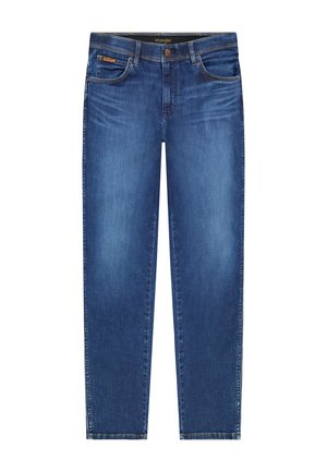 Blauwe Wrangler spijkerbroek met vijf zakken, knoop- en ritssluiting, en lichte vervaging op de voorkant van de dijen en knieën.