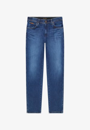 Blaue Wrangler-Jeans mit fünf Taschen, Knopf- und Reißverschluss sowie leichter Verfärbung an den vorderen Oberschenkeln und Knien.