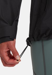 Die schwarze, leichte Jacke besticht durch einen strukturierten Stoff, einen verstellbaren Kordelzug am Saum und eng anliegende Bündchen. Mit Handgriff und Zugkordel.
