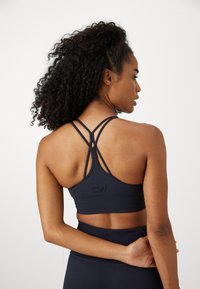 ICANIWILL DEFINE SEAMLESS BRA - Sujetadores deportivos con sujeción ligera - navy