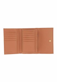 Portefeuille trifold en cuir tan, ouvert, montrant plusieurs emplacements pour cartes, un compartiment pour pièces avec pression, et une texture lisse avec le nom de la marque en relief.
