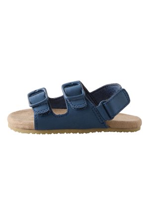 Blaue offene Sandale mit zwei verstellbaren Schnallenriemen und einem verstellbaren Fersenriemen auf einer beigen Sohle.