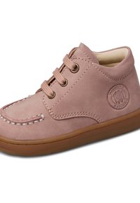 Scarpe alla caviglia in suede rosa con punta tonda, dettagli cuciti, tre occhielli e suola in gomma testurizzata con un dettaglio logo circolare.