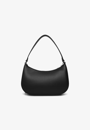 Borsa a mano in pelle nera con texture liscia, forma curva e una tracolla singola. Caratterizzata da una chiusura con zip e un design minimalista.