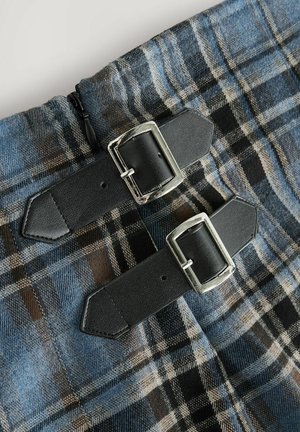 Geruit textiel met blauwe, bruine en zwarte kleuren, voorzien van twee zwarte faux leren banden met zilveren gespen op de taille. Rits zichtbaar.