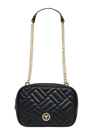 Schwarze, gesteppte Leder-Umhängetasche mit goldfarbener Kettenriemen und rundem goldfarbenem Emblem auf der Vorderseite.