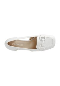 Zapato plano de cuero blanco con punta cuadrada, que presenta una hebilla decorativa y un diseño recortado. Textura suave con un interior beige.