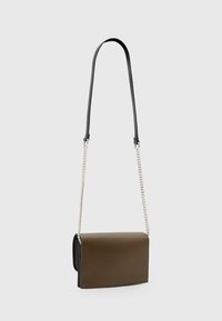 Brun læder crossover taske med en glat tekstur, rektangulær form og justerbar sort rem. Har en sølv kæde detaljer.