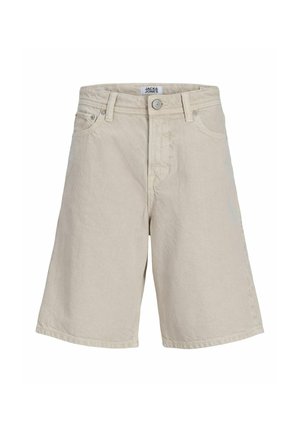 T-shirt en coton blanc, shorts en coton beige, chaussettes blanches et baskets beiges avec des accents marron. Design minimal, coupe simple et décontractée.