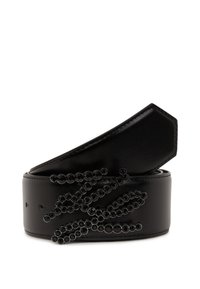 Ceinture en cuir noir avec une finition brillante, présentant un design texturé de main perlé dans des tons noirs assortis. Forme de pointe hexagonale.