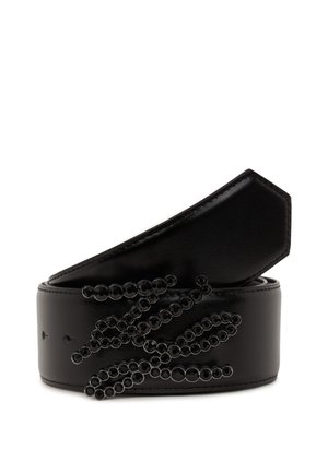 Ceinture en cuir noir avec une finition brillante, présentant un design texturé de main perlé dans des tons noirs assortis. Forme de pointe hexagonale.